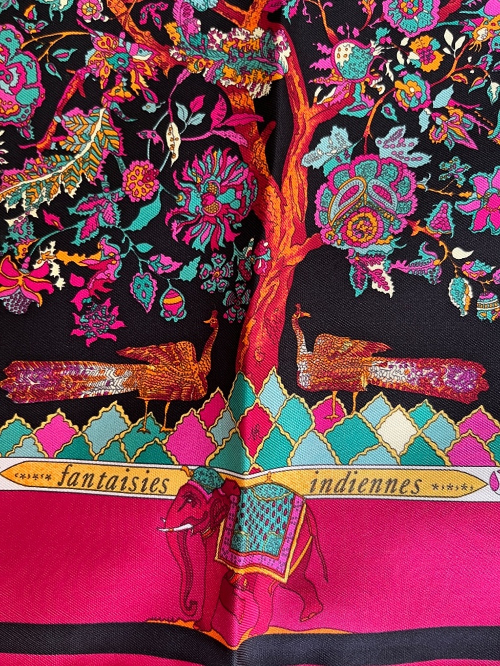 Vintage HERMES pochette gavroche "Fantaisies Indiennes" 100% silk scarf - Picture 3 of 7